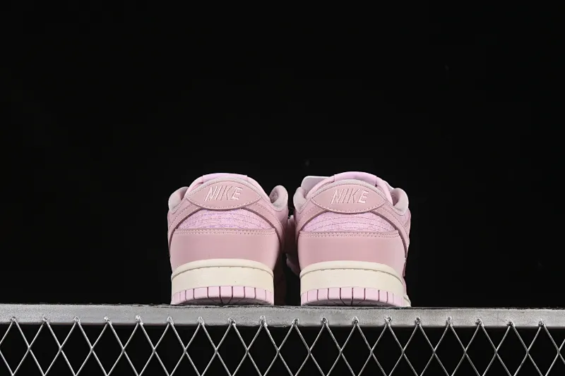 All Categories Nk SB Dunk Series Nk SB Dunk Low Low-top sneakers Nike SB Dunk Low "Regal Pink" contains girly low-top casual sneakers HJ5870-600